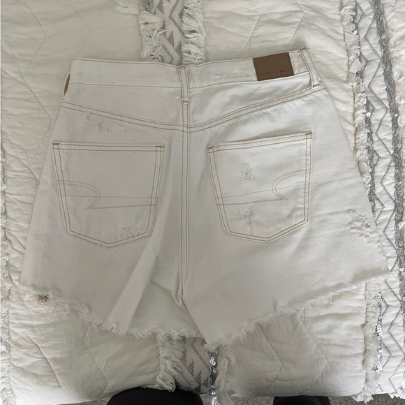 American Eagle White 90s Boyfriend Shorts - Picture 4 of 4
